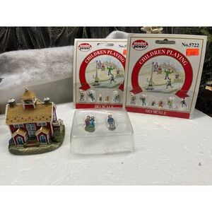 Liberty Falls Secondary School AH158 & Model Power HO Scale Figures Lot